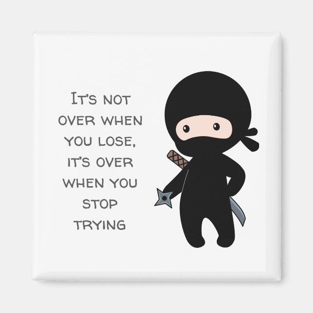 Tiny Ninja Holding Throwing Star Zitat Magnet (Vorne)