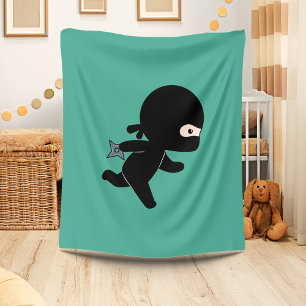 Tiny Ninja läuft auf dunkelgrün Fleecedecke