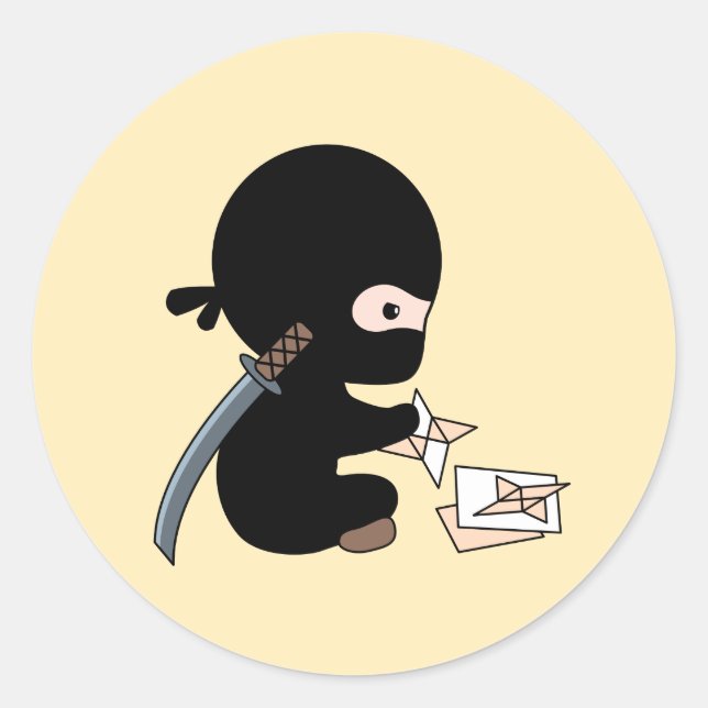 Tiny Ninja Making Origami Paper werfen Star Runder Aufkleber (Vorderseite)