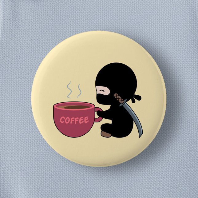 Tiny Ninja mit großer Tasse auf Gelb Button (Von Creator hochgeladen)