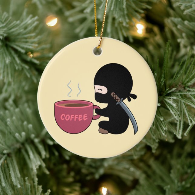 Tiny Ninja mit großer Tasse auf Gelb Keramik Ornament (Baum)
