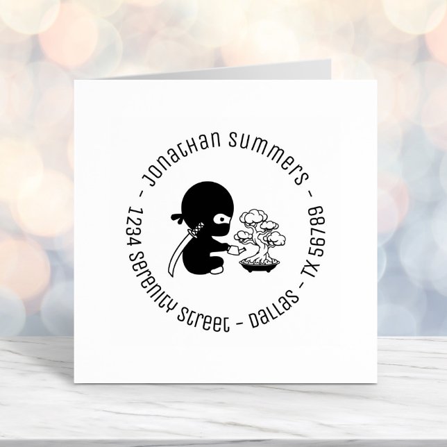 Tiny Ninja Watering Bonsai Tree Round Address 2 Permastempel (Von Creator hochgeladen)