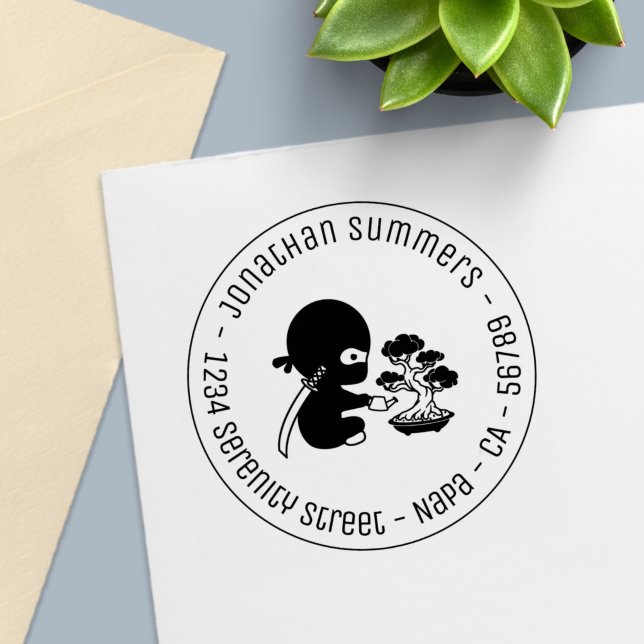 Tiny Ninja Watering Bonsai Tree Round Address Permastempel (Von Creator hochgeladen)