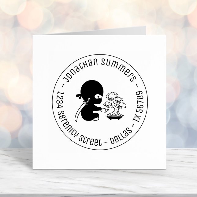 Tiny Ninja Watering Bonsai Tree Round Address Permastempel (Von Creator hochgeladen)