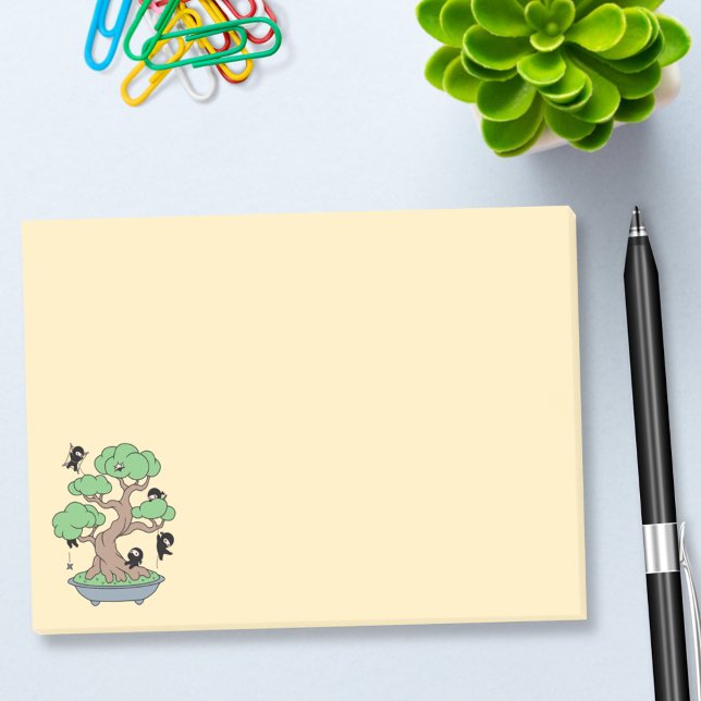 Tiny Ninjas in Bonsai Tree on Yellow Post-it Klebezettel (Von Creator hochgeladen)