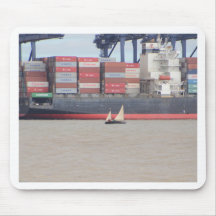 Tiny Yacht und riesige Containerschiffe