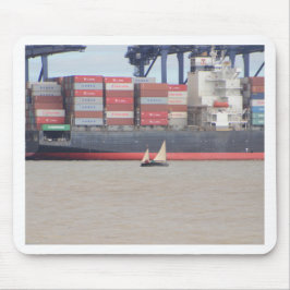 Tiny Yacht und riesige Containerschiffe Mousepad