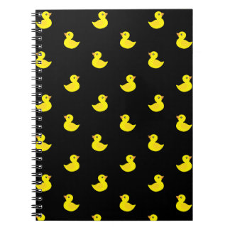 Tiny Yellow Duck auf schwarzem Hintergrund Notizblock