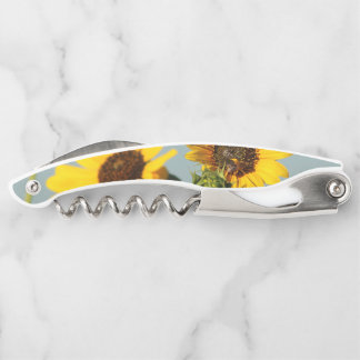 Tire-bouchon Tournesols sauvages jaunes avec abeille Photograph
