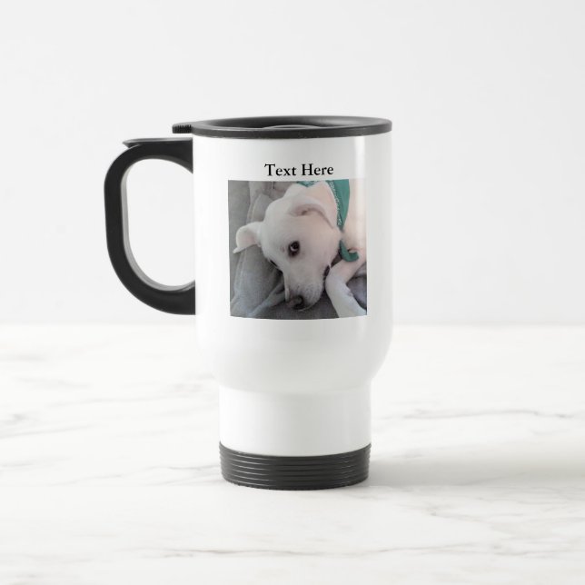 Tired St Patricks Day Hund mit Green Travel Mug Reisebecher (Links)