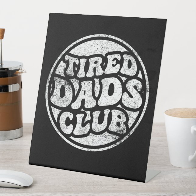 Tired Vaters Club Funny Sockelschild (In Situ)