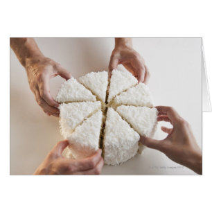 Tirer les tranches de gâteau à la main