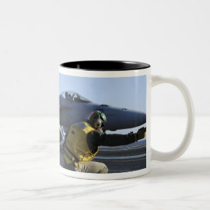 Tireur an Bord USSs George HW Bush Zweifarbige Tasse