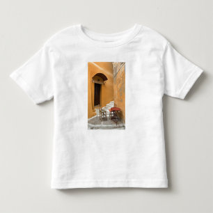 Tisch auf dem Bürgersteig, Chania, Kreta, Griechen Kleinkind T-shirt
