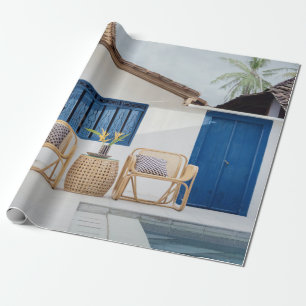 Tisch und zwei Stühle in der Nähe des Pools Geschenkpapier