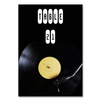 Tischkarte: Vinyl-Schallplatte auf Plattenspieler. Tischnummer