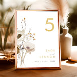 Tischnummer der Whimsistischen Wildblume<br><div class="desc">Diese Whimsical Wildblume Tischnummer ist perfekt für Ihre einfache, elegante Hochzeit. Die minimalistischen Aquarellfarben-Wildblumen werden Ihre Vision zum Leben erwecken! Das Design der hübschen Blume in Weiß und Gold, mit Touchs von lila und gelb, ist sicher, um Ihren minimalen Herbst Blumentraum zu vervollständigen! Behalt es so, wie es ist, oder...</div>