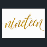 Tischnummern - Luxe Typografie - Imitate Goldfolie<br><div class="desc">Tischnummer 19: Diese luxuriöse, elegante Kalligraphie-Tischnummer-Karte ist Set in einem Imitat Goldfolie. WICHTIG: Die abgebildete Folie ist ein Druckeffekt. Es ist keine echte Folie. Wenn Sie diesen Effekt nicht gewollt haben, können Sie ihn wie folgt löschen: 1) Klicken Sie auf "Weiter anpassen. 2) Finden Sie das Bild, das z-gold Folie...</div>