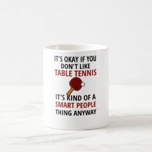 Tischtennis-Spieler gibt Ping-Pong-Trainersattel Kaffeetasse