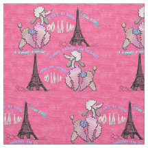 Caniche fascinant à Paris sur le rose de fraise