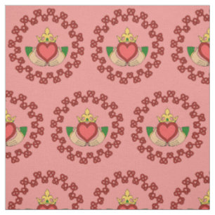 Tissu Claddagh et Knotwork rouge sur le rose