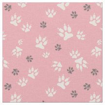  Empreintes de chien sur un arrière - plan rose