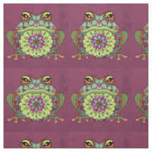 Grenouille ornée de bijoux sur le pourpre