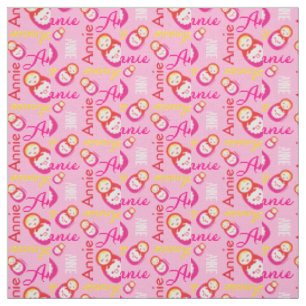 Tissu nommé typographique rose rouge de poupées