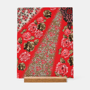 Tissu rouge éclatant avec floral complexe et