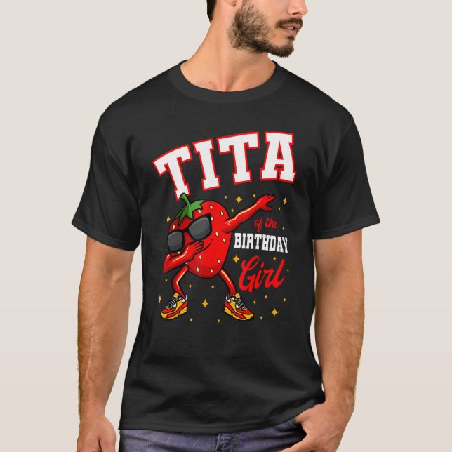 Tita of the Birthday Girl Dabbing Strawberry Bday T-Shirt (Vorderseite)
