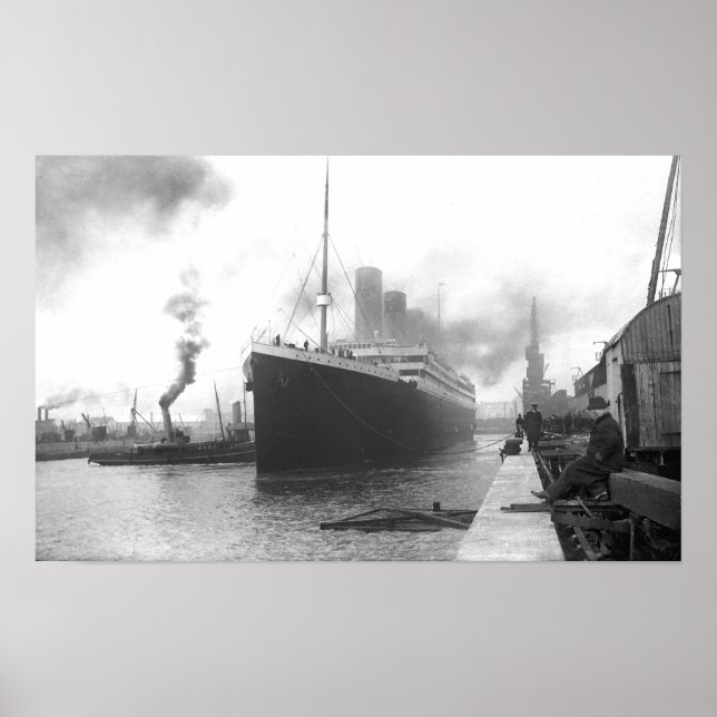 Titanic an den Docks von Southampton Poster (Vorne)