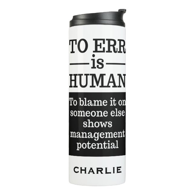 "To irr is human" individuelle Name tumbler Thermosbecher (Nach links gedreht)