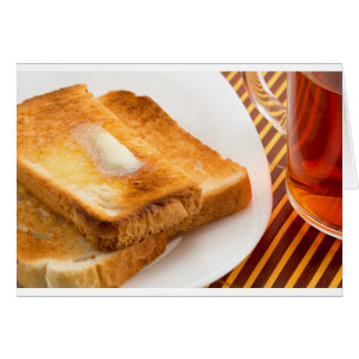 Toast chaud avec beurre sur plaque blanche