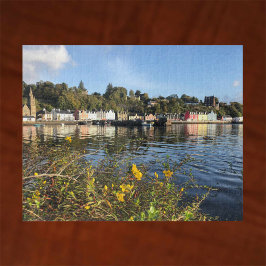 Tobermory, Insel Mull, Schottland mit Blume