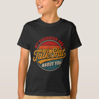 Tochter und sprechen über lustiges Shirt für Mama