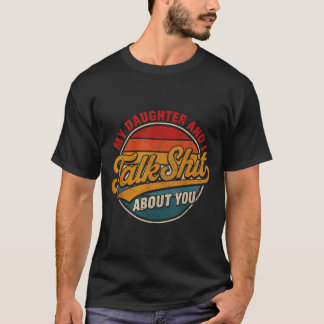 Tochter und sprechen über lustiges Shirt für Mama