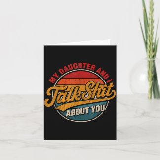 Tochter und sprechen über lustiges Shirt für Mama Karte