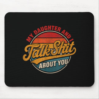 Tochter und sprechen über lustiges Shirt für Mama Mousepad