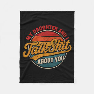 Tochter und sprechen über lustiges Shirt für Mutte Fleecedecke
