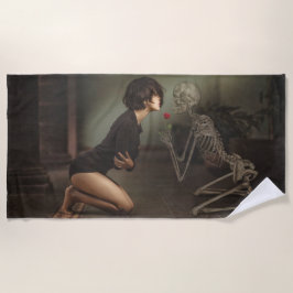 Tod und junge Frau Strandtuch