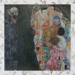 Tod und Leben durch Gustav Klimt Vintager Jugendst<br><div class="desc">Death and Life (1908) von Gustav Klimt ist ein Vintages Viktorianisches Epochen-Symbolismus Kunstmalerei mit zwei Einzelteilen, Life and Death. Auf dem verlassen Tod wird durch einen klassisch düsteren Sensenmann mit einem grinsenden Schädel dargestellt, der in einem dunklen Gewand mit einem religiösen Kreuz verziert ist. Auf der rechten Seite befindet sich...</div>