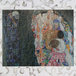 Tod und Leben durch Gustav Klimt Vintager Jugendst<br><div class="desc">Death and Life (1908) von Gustav Klimt ist ein Vintages Viktorianisches Epochen-Symbolismus Kunstmalerei mit zwei Einzelteilen, Life and Death. Auf dem verlassen Tod wird durch einen klassisch düsteren Sensenmann mit einem grinsenden Schädel dargestellt, der in einem dunklen Gewand mit einem religiösen Kreuz verziert ist. Auf der rechten Seite befindet sich...</div>