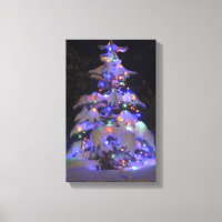 Arbre de Noël couvert de neige brillante