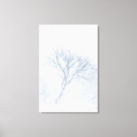 Arbre solitaire pendant la tempête de neige en hiv