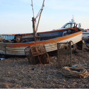Toile bateau de pêche sur la plage de galets