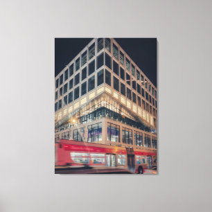 Toile Bâtiment moderne la nuit avec circulation