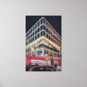 Toile Bâtiment moderne la nuit avec trafic
