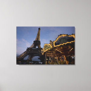 Toile Carrousel au bord de la Tour Eiffel le soir,