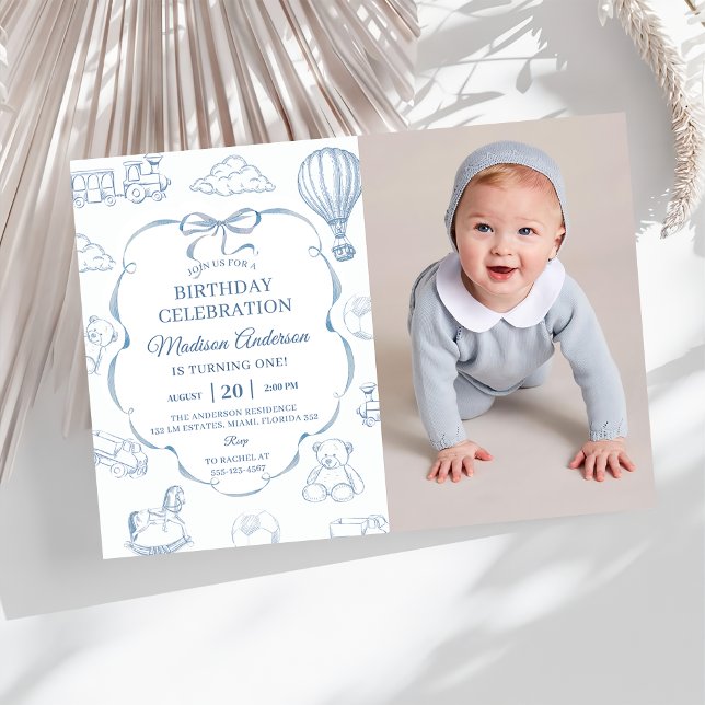 Toile De Jouy Blue Bow Birthday Party Photo Einladung (Von Creator hochgeladen)
