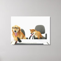 Deux chiens portant cravate et lunettes, assis sur